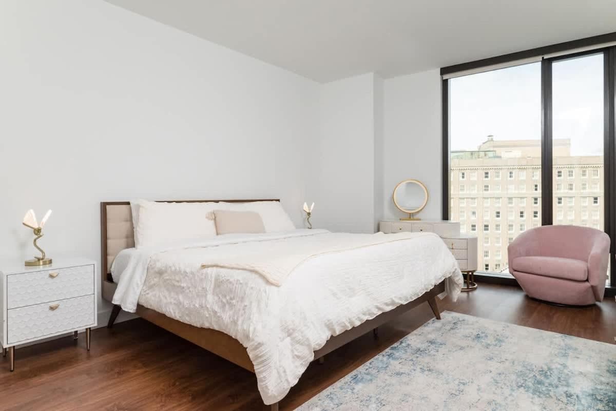 Photograph supplied for Back-Bay 2BR Condo w Roof top Gym Parking