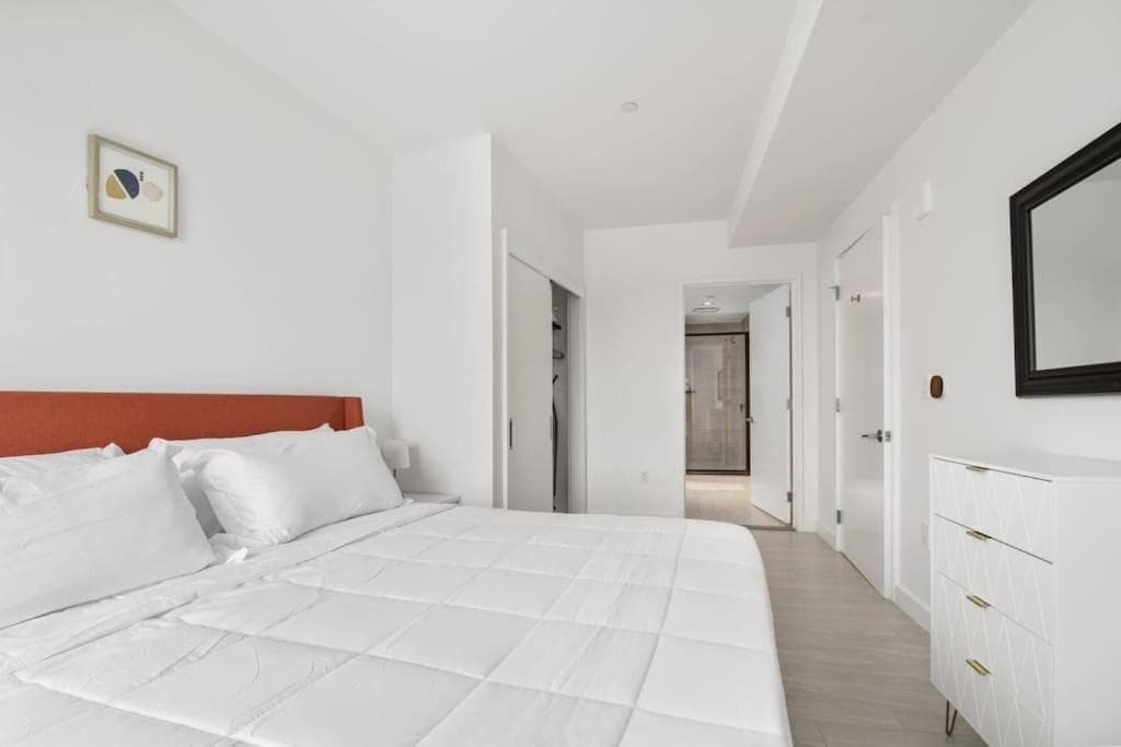 Photograph supplied for High-end 2BR 2BA unit in Seaport