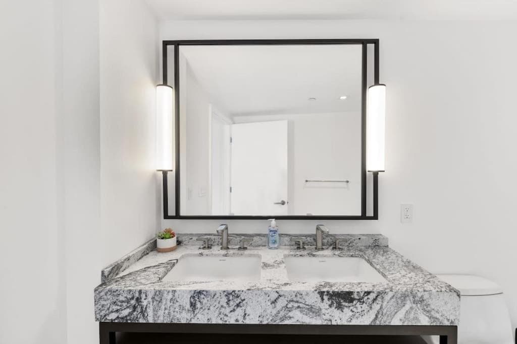 Photograph supplied for High-end 2BR 2BA unit in Seaport