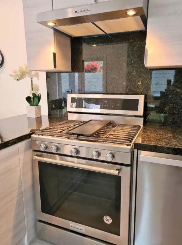 Photograph supplied for Prime LA 2 bedroom & 3 bath home Beverly Hills adj