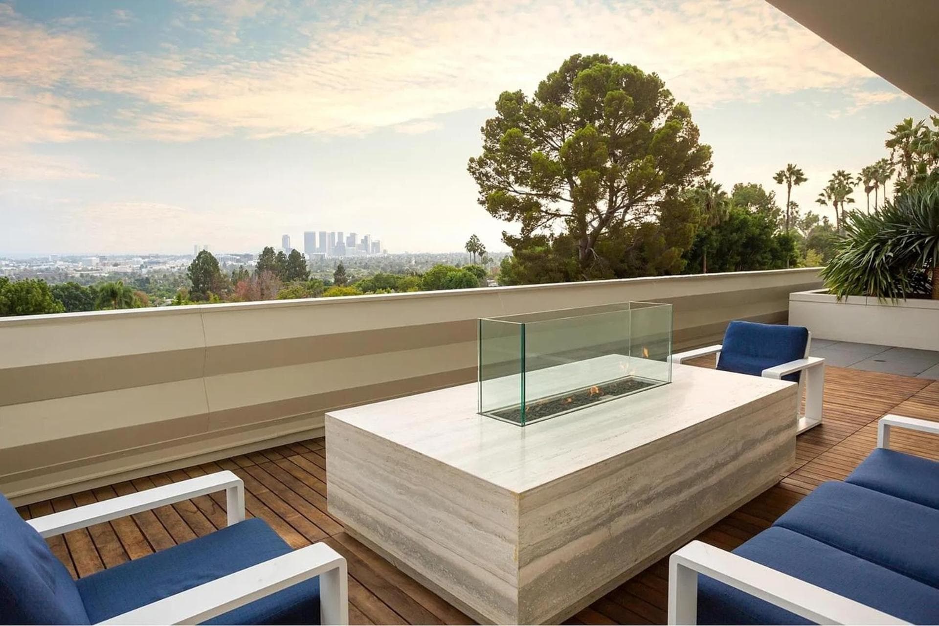 Photograph supplied for Immaculate Corner Condo With Ocean View