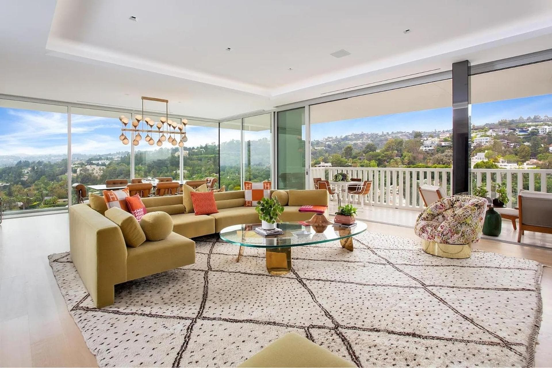 Photograph supplied for Immaculate Corner Condo With Ocean View