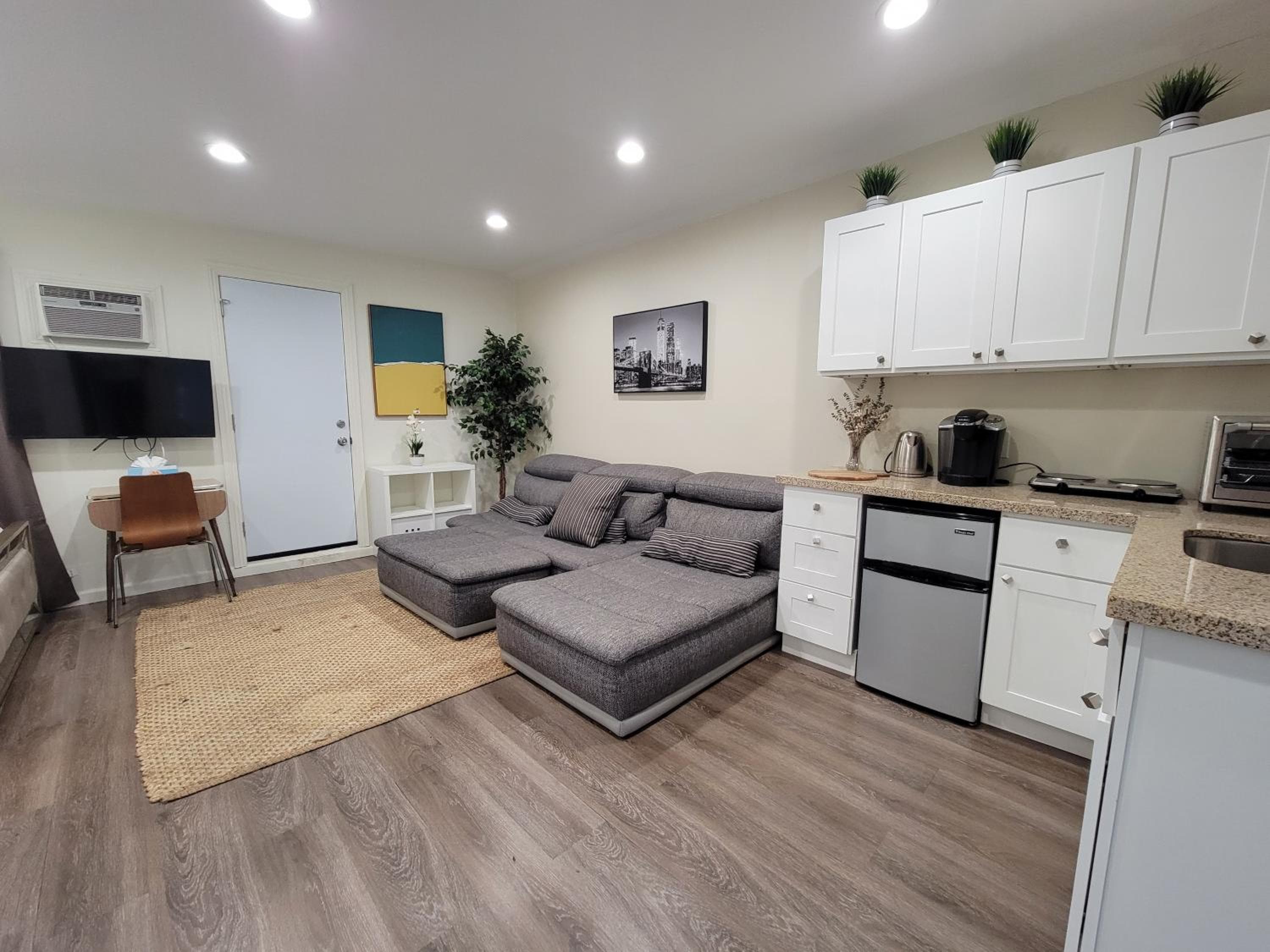 Photograph supplied for Guest suite near La Cienega Park Beverly Hills
