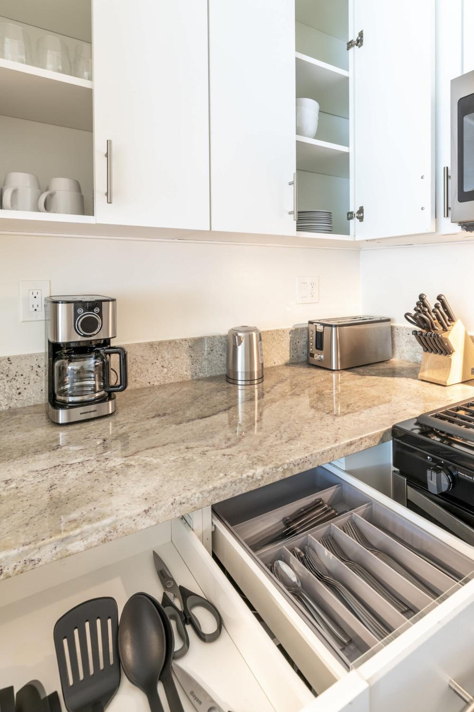Photograph supplied for Cozy Luxury Apartment WeHo Boys Town med