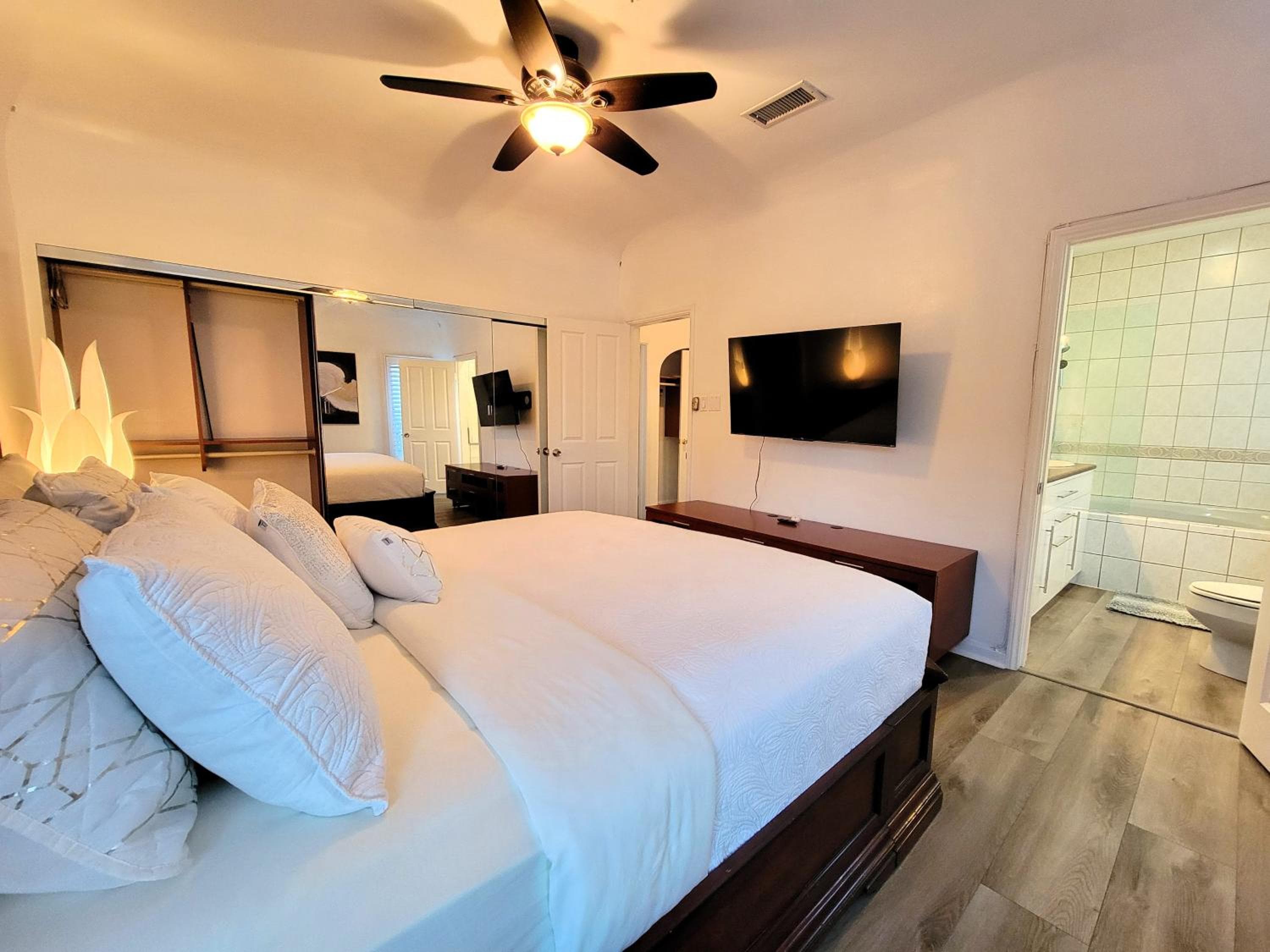 Photograph supplied for 3 bedroom top story apartment near Pico blvd