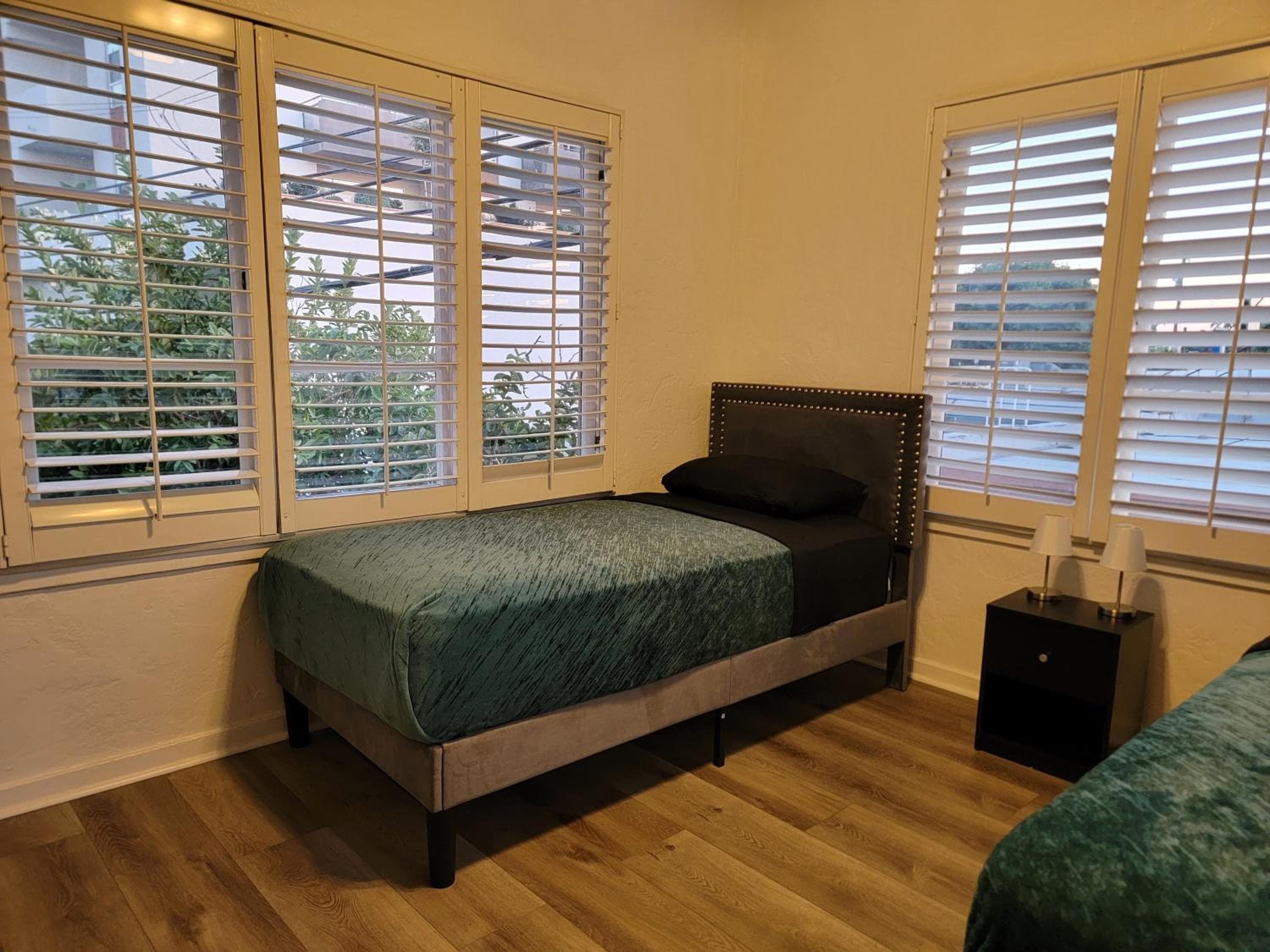 Photograph supplied for 3 bedroom top story apartment near Pico blvd