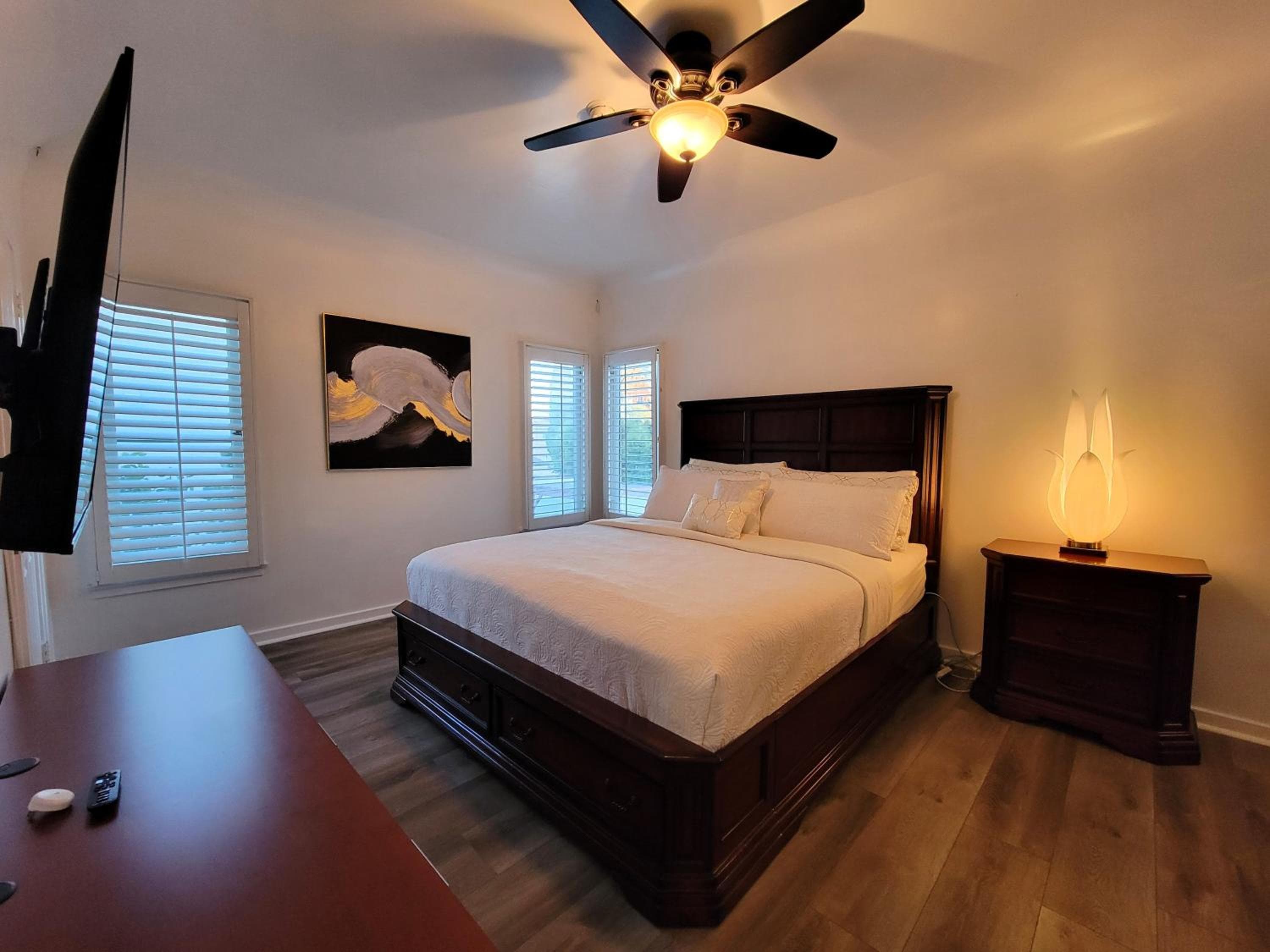 Photograph supplied for 3 bedroom top story apartment near Pico blvd