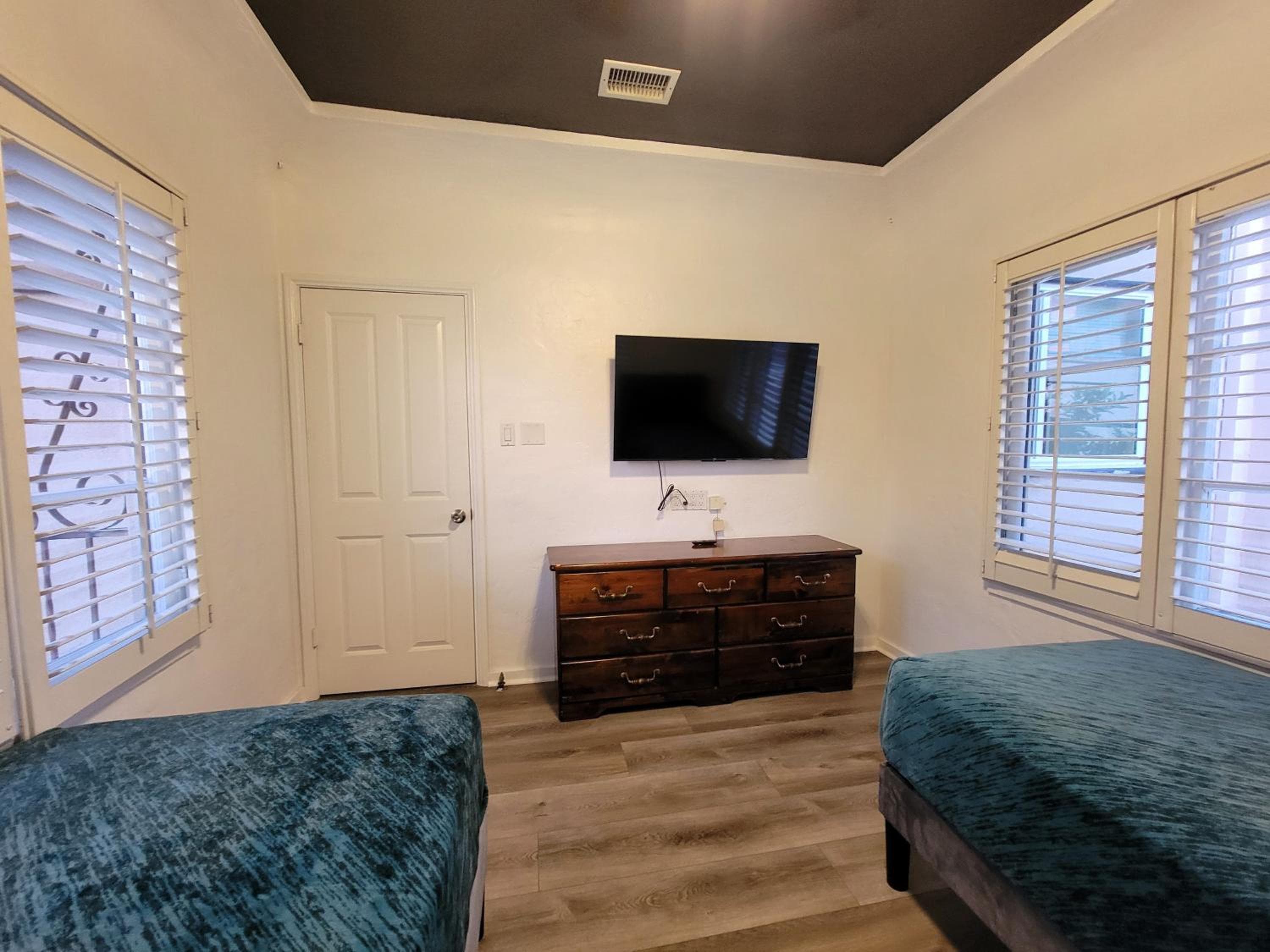 Photograph supplied for 3 bedroom top story apartment near Pico blvd