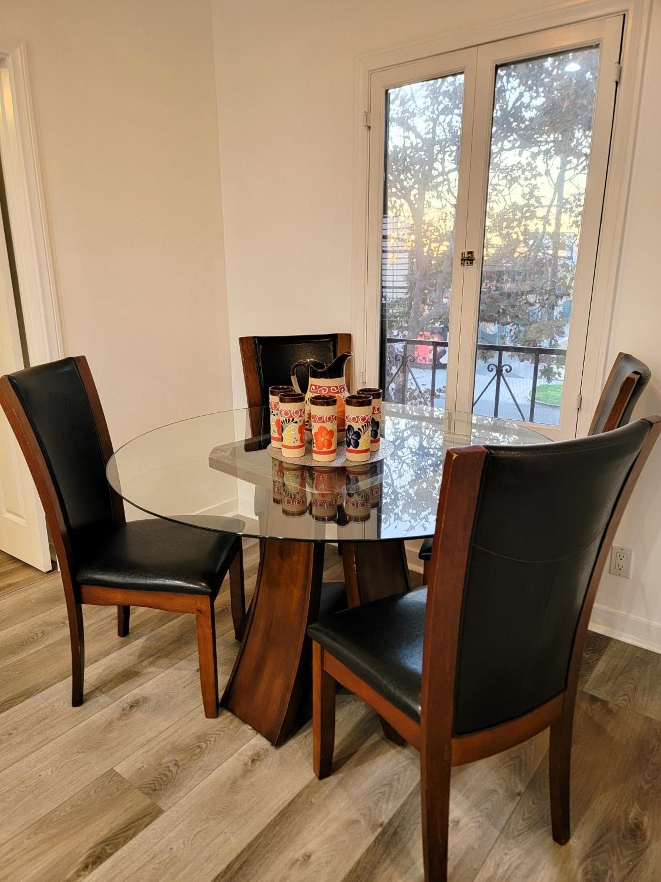 Photograph supplied for 3 bedroom top story apartment near Pico blvd