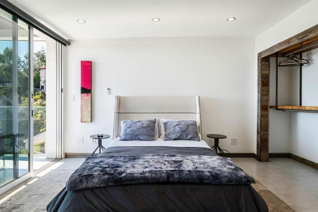 Photograph supplied for 6MiL Big City Views West Hollywood Hills Villa 4BR