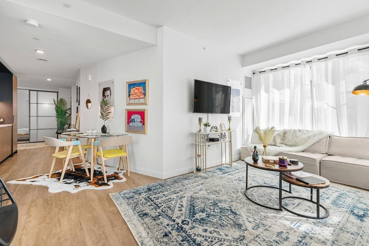 Photograph supplied for 3 Bedroom 2 bathroom LUX Boston Highrise