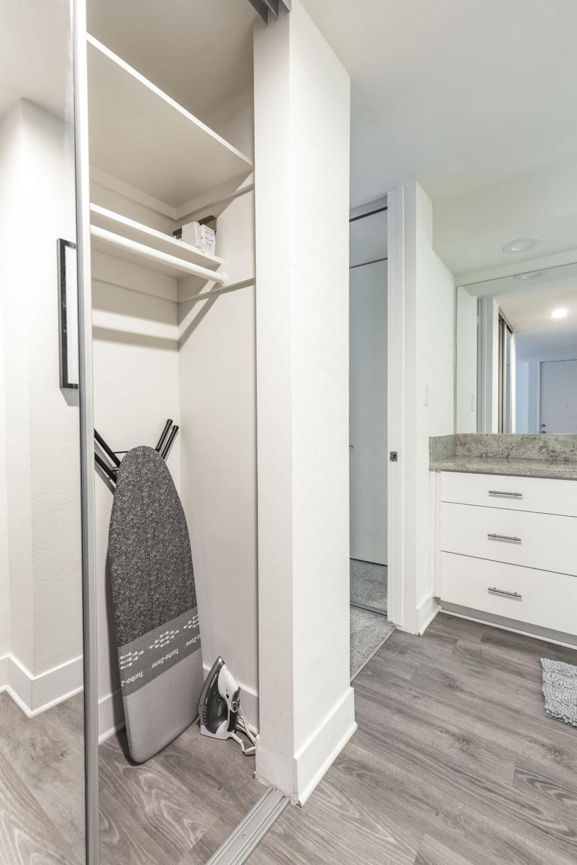 Photograph supplied for Cozy Luxury Apartment WeHo Boys Town med