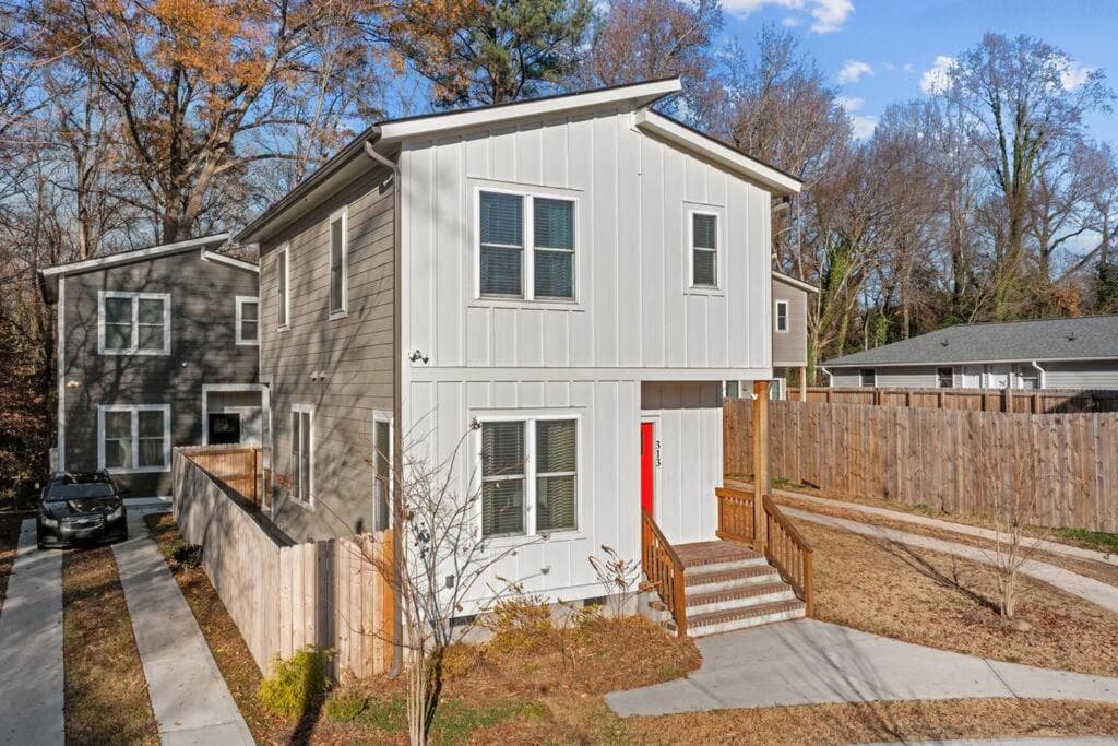 Photograph supplied for New Durham-10 min to Duke-1m Dtwn-FencedYard