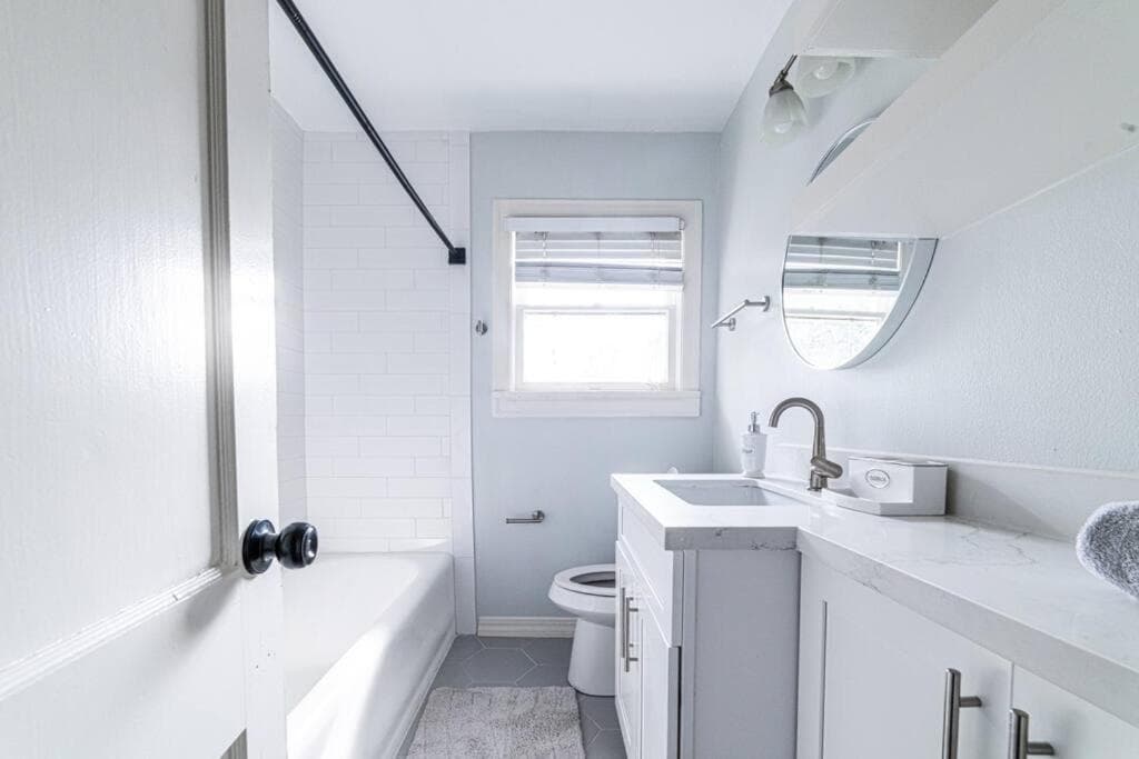 Photograph supplied for Beautiful 2BR 2BA Montrose Home
