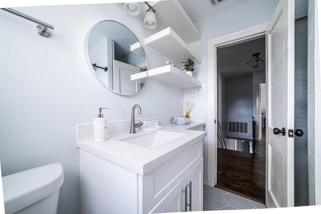 Photograph supplied for Beautiful 2BR 2BA Montrose Home