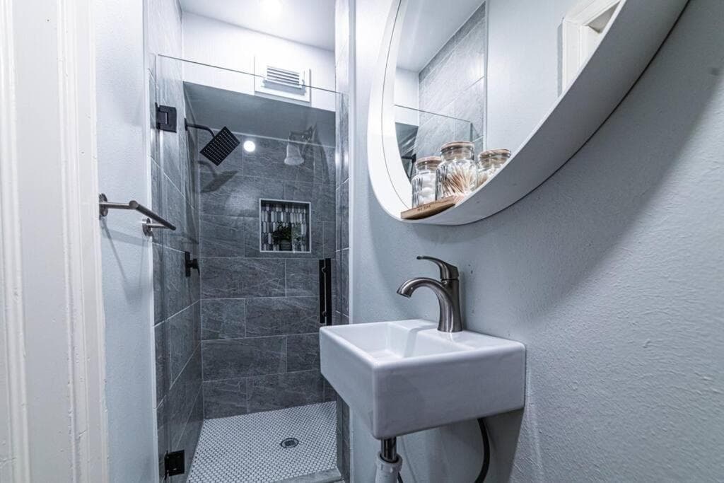 Photograph supplied for Beautiful 2BR 2BA Montrose Home