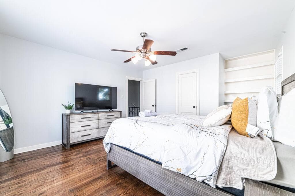 Photograph supplied for Beautiful 2BR 2BA Montrose Home