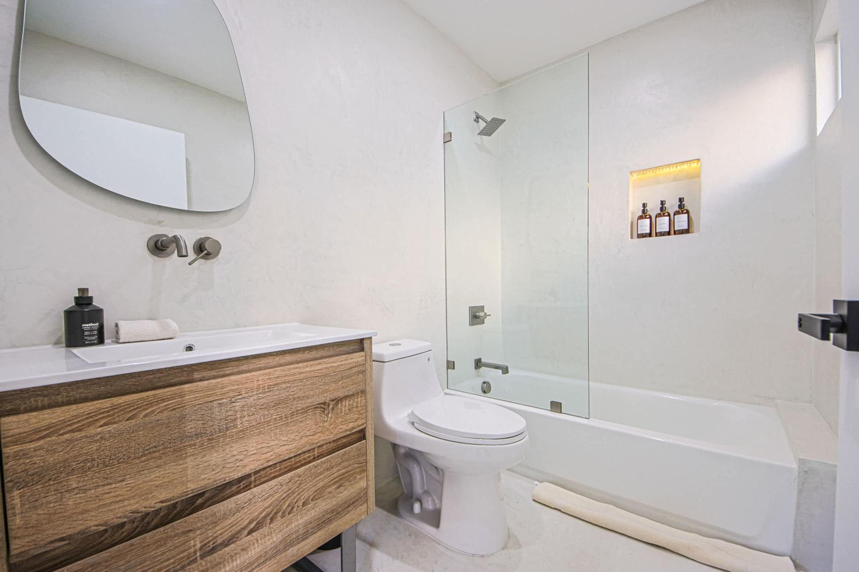 Photograph supplied for Cozy 4B Villa with Pool 15 Minutes to Venice Beach