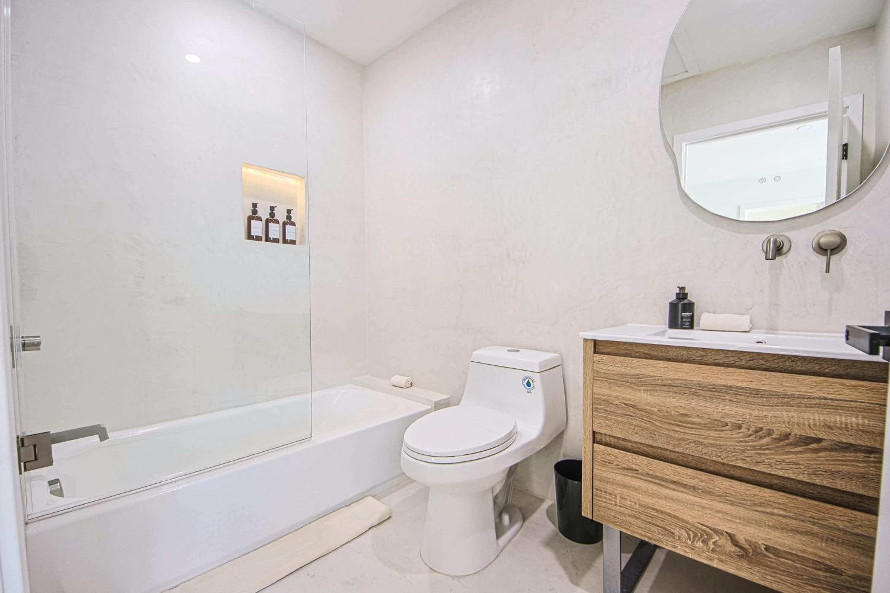 Photograph supplied for Cozy 4B Villa with Pool 15 Minutes to Venice Beach