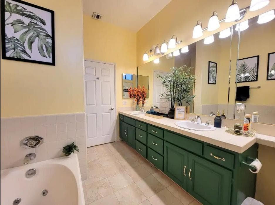 Photograph supplied for Spacious studio with two queen beds near Beverlywood 5 minutes to Rodeo Drive