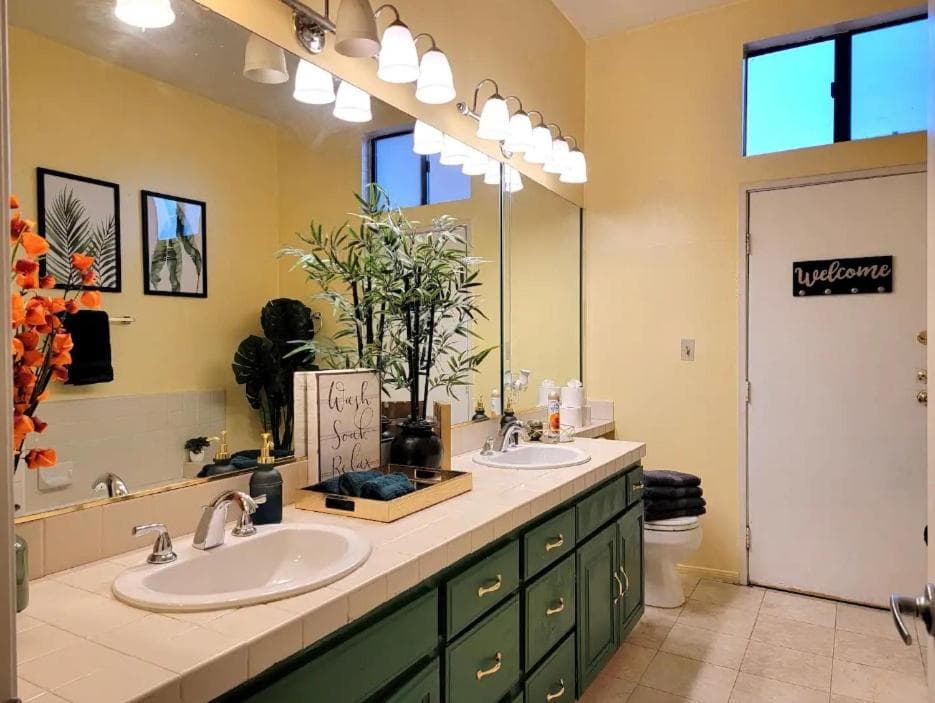 Photograph supplied for Spacious studio with two queen beds near Beverlywood 5 minutes to Rodeo Drive