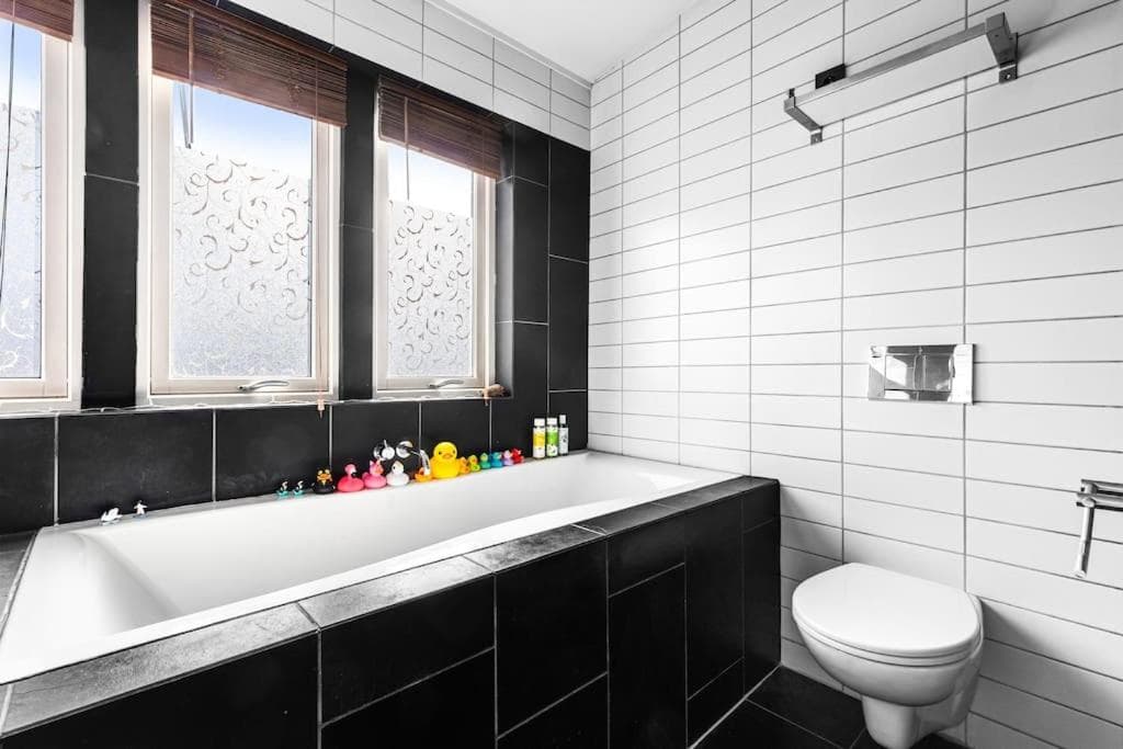 Photograph supplied for DINBNB APARTMENTS l Penthouse l Two Bath l Bathtub l Self check-in