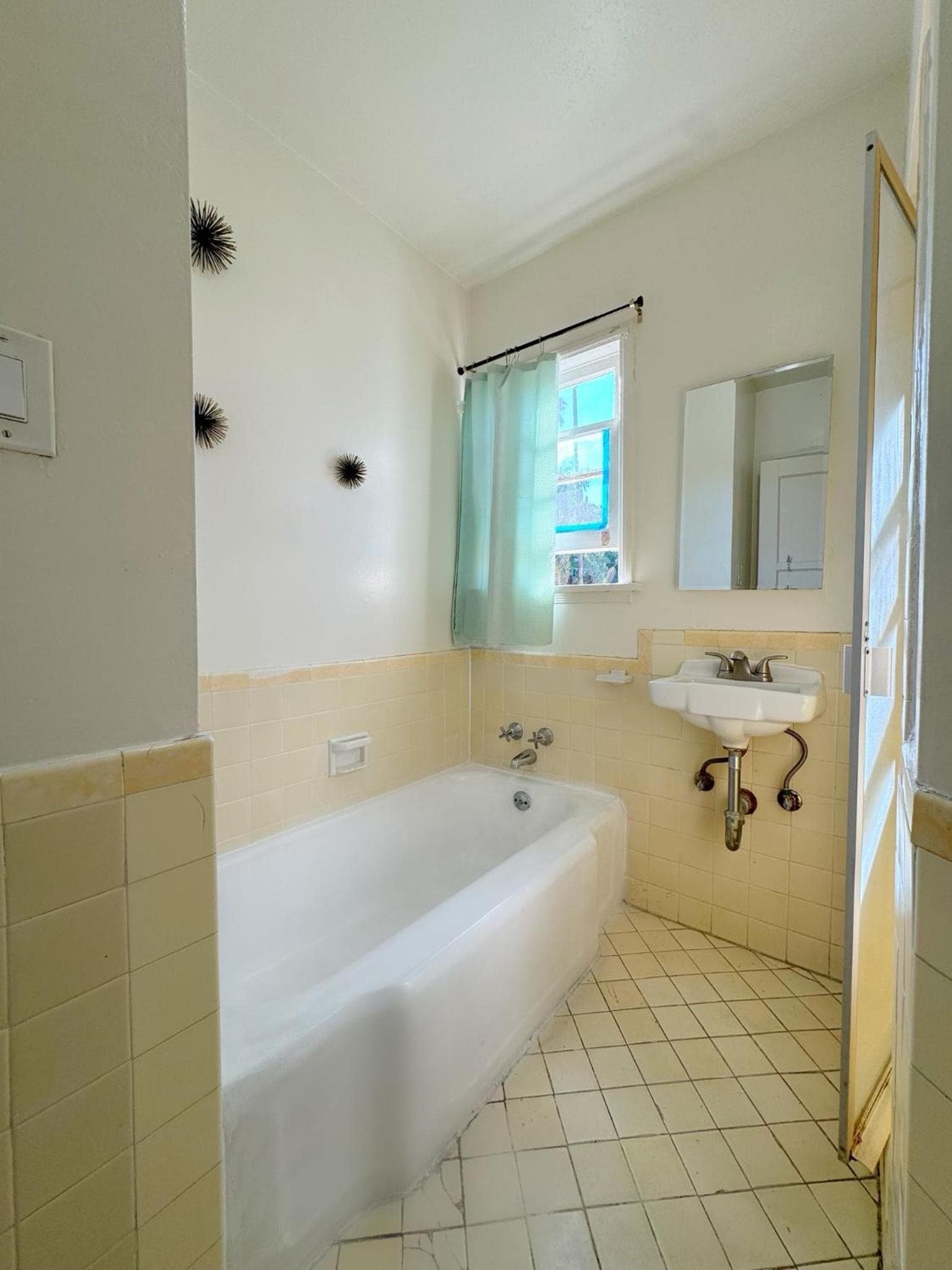 Photograph supplied for Bargain Beverly Hills 3 Bedroom in great area 5 minutes to Rodeo Drive