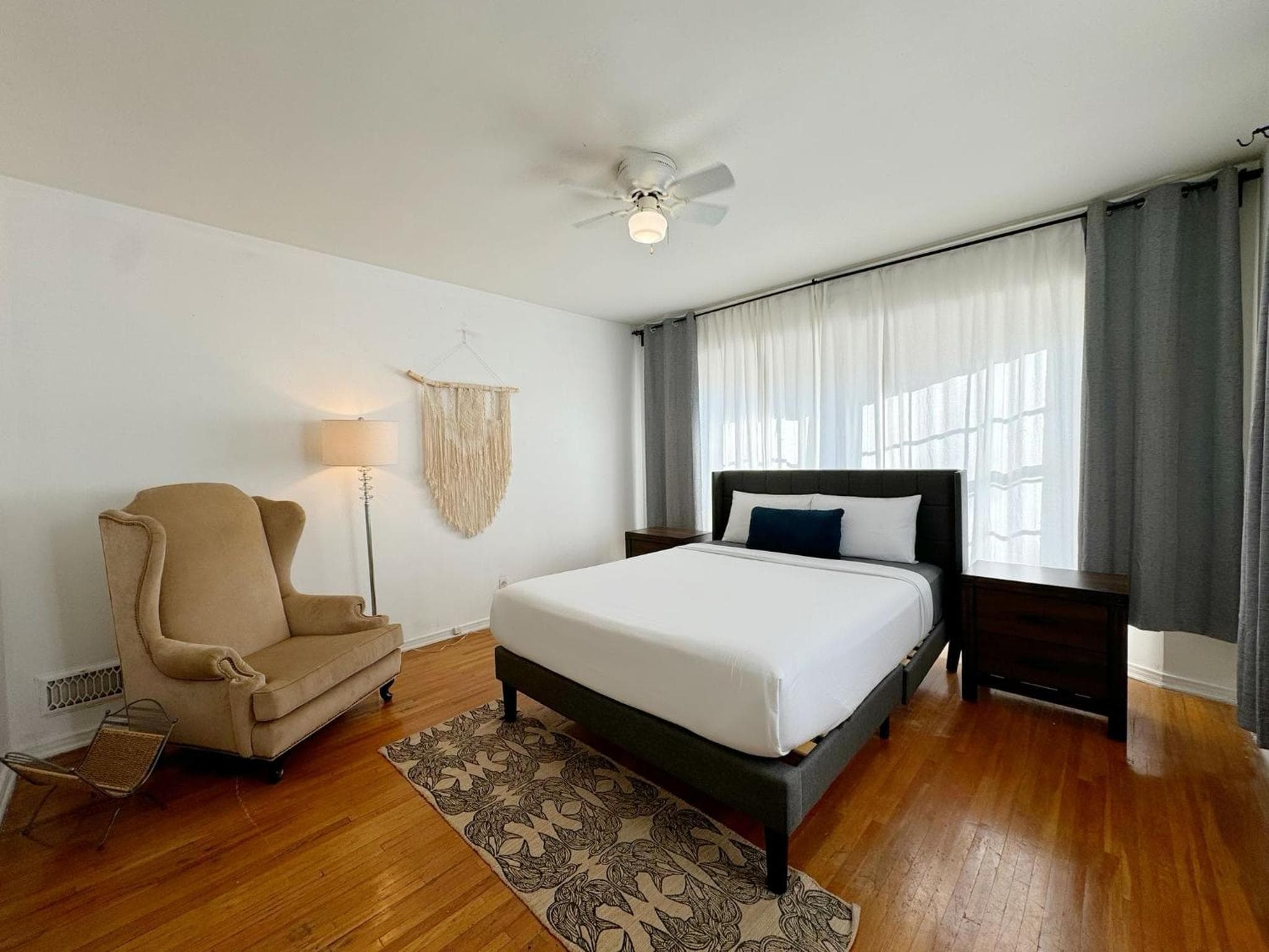 Photograph supplied for Bargain Beverly Hills 3 Bedroom in great area 5 minutes to Rodeo Drive