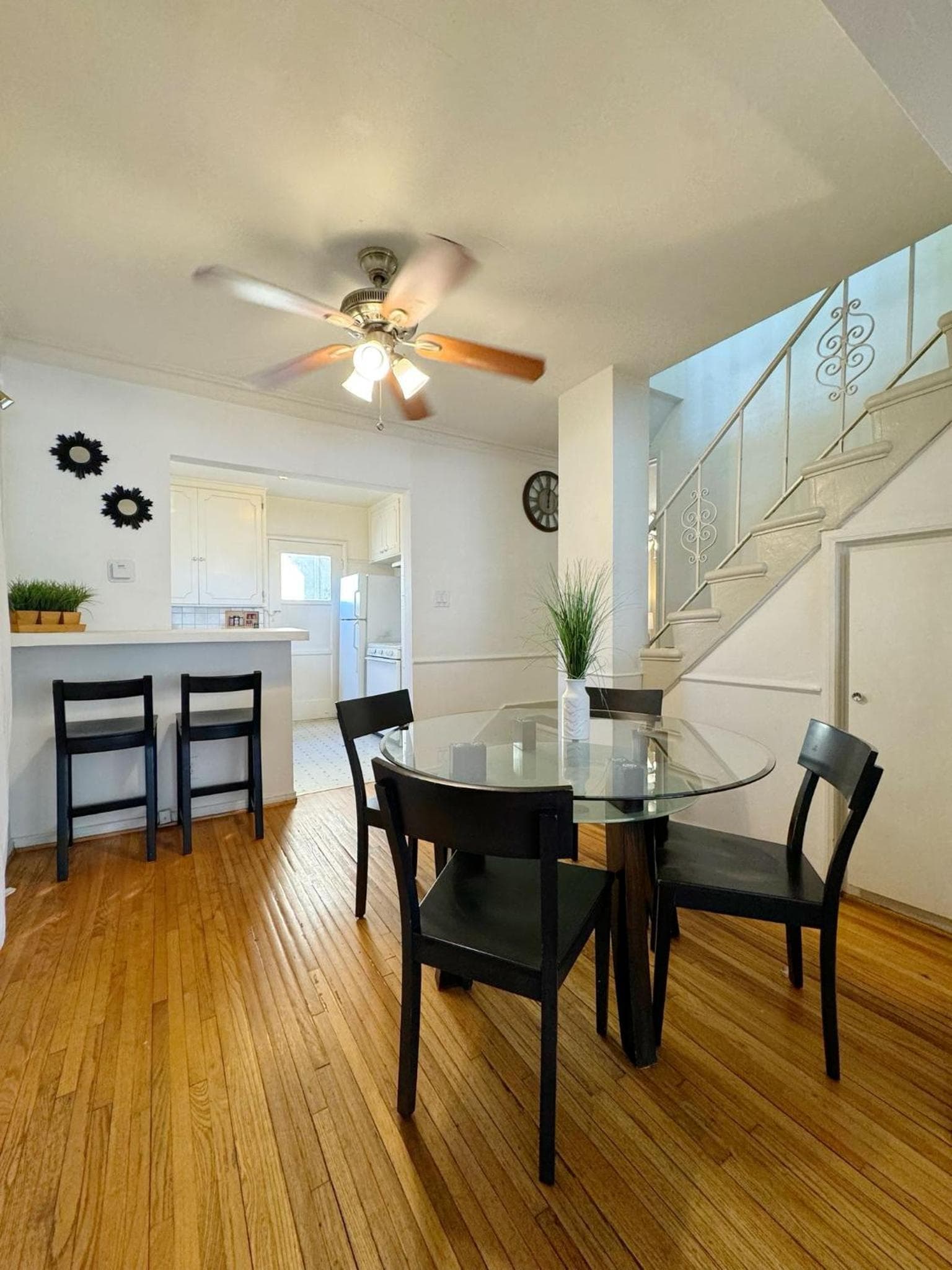 Photograph supplied for Bargain Beverly Hills 3 Bedroom in great area 5 minutes to Rodeo Drive
