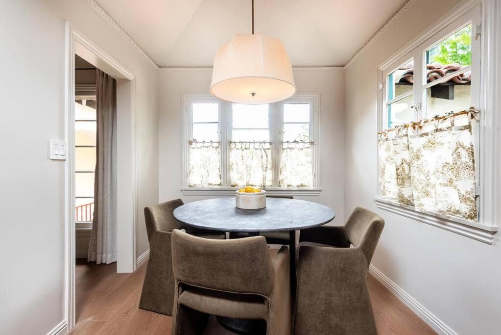 Photograph supplied for Luxurious 3BR Home in Hancock Park with BasketballCourt