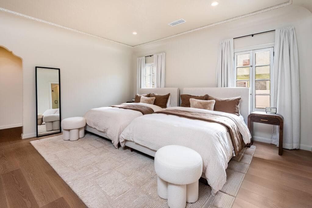 Photograph supplied for Luxurious 3BR Home in Hancock Park with BasketballCourt