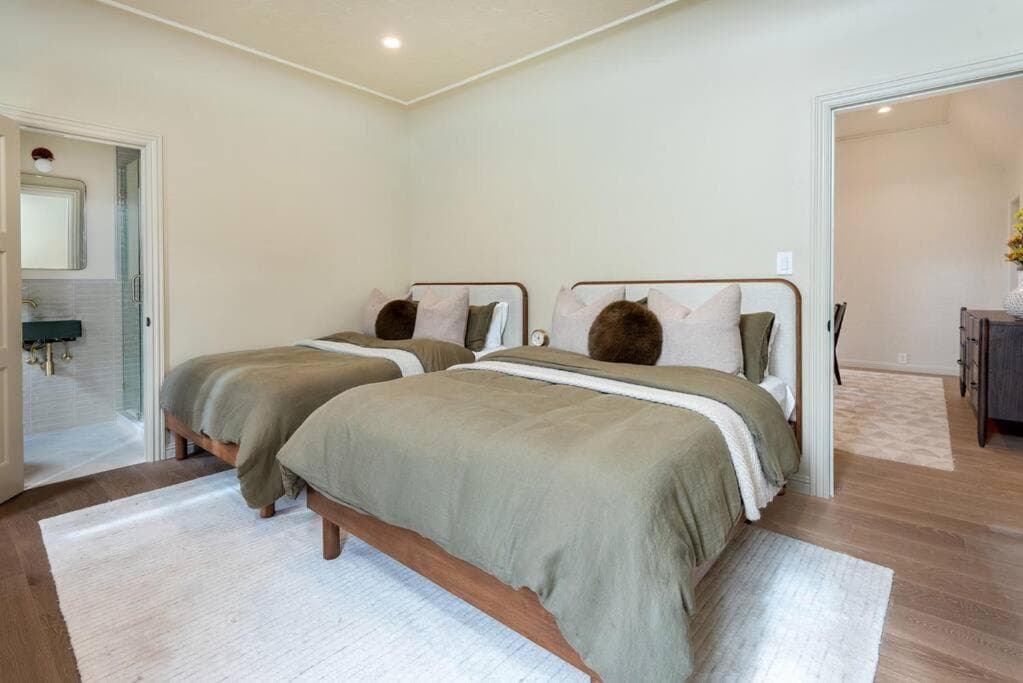 Photograph supplied for Luxurious 3BR Home in Hancock Park with BasketballCourt