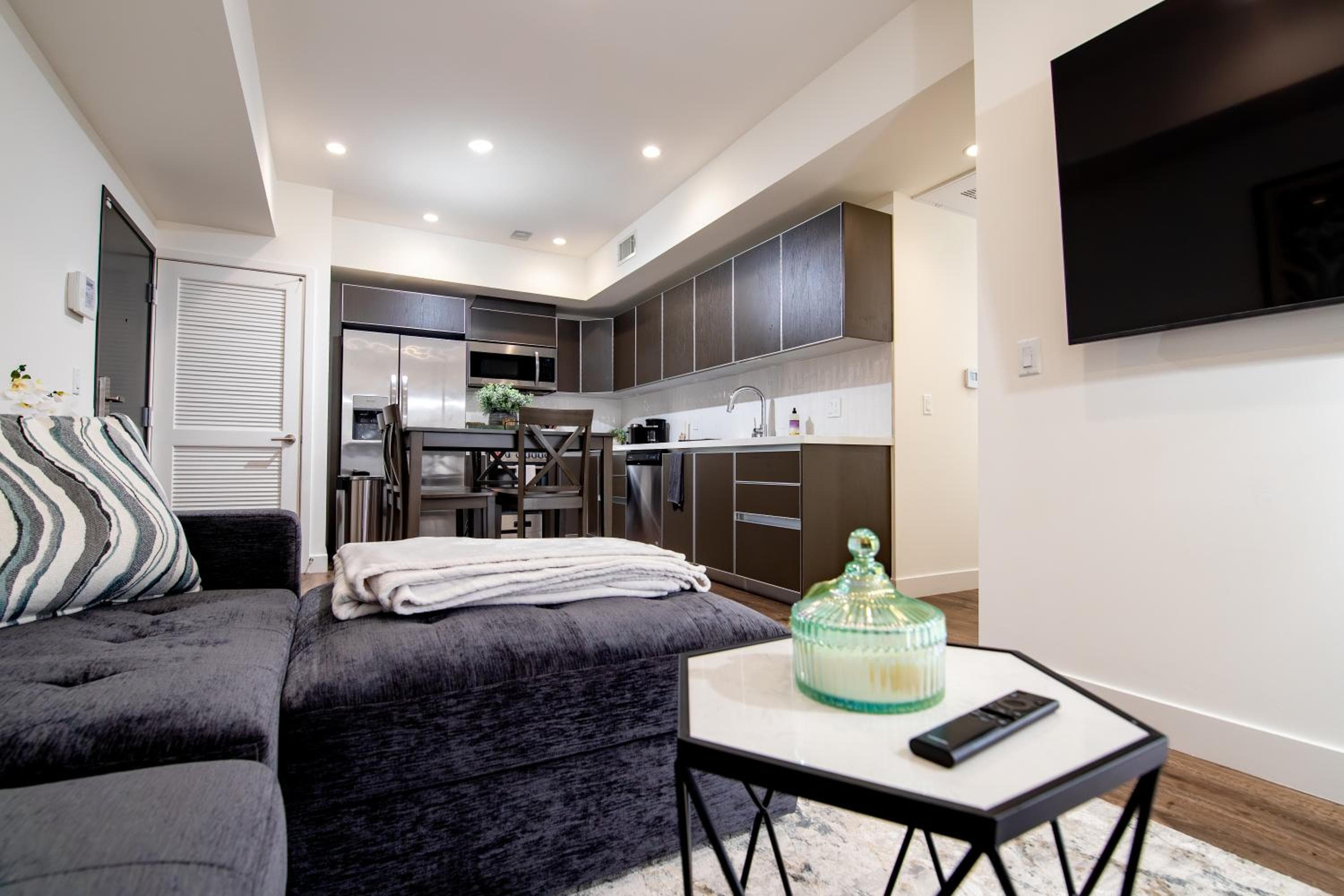 Photograph supplied for New Modern 2BR 3BA Apt in Central LA Rooftop & Free Parking