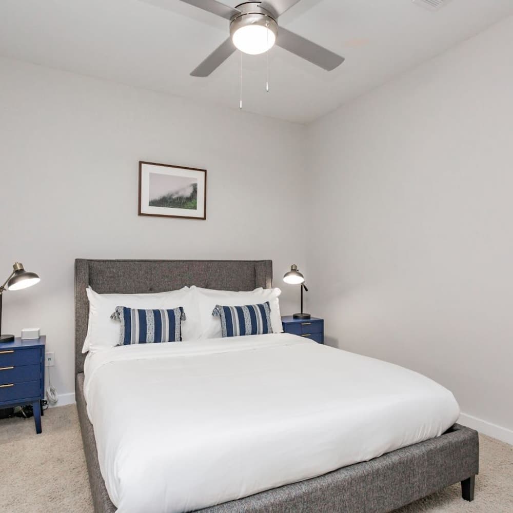 Photograph supplied for Cozysuites Music Row Spacious 2BR Free Parking 25