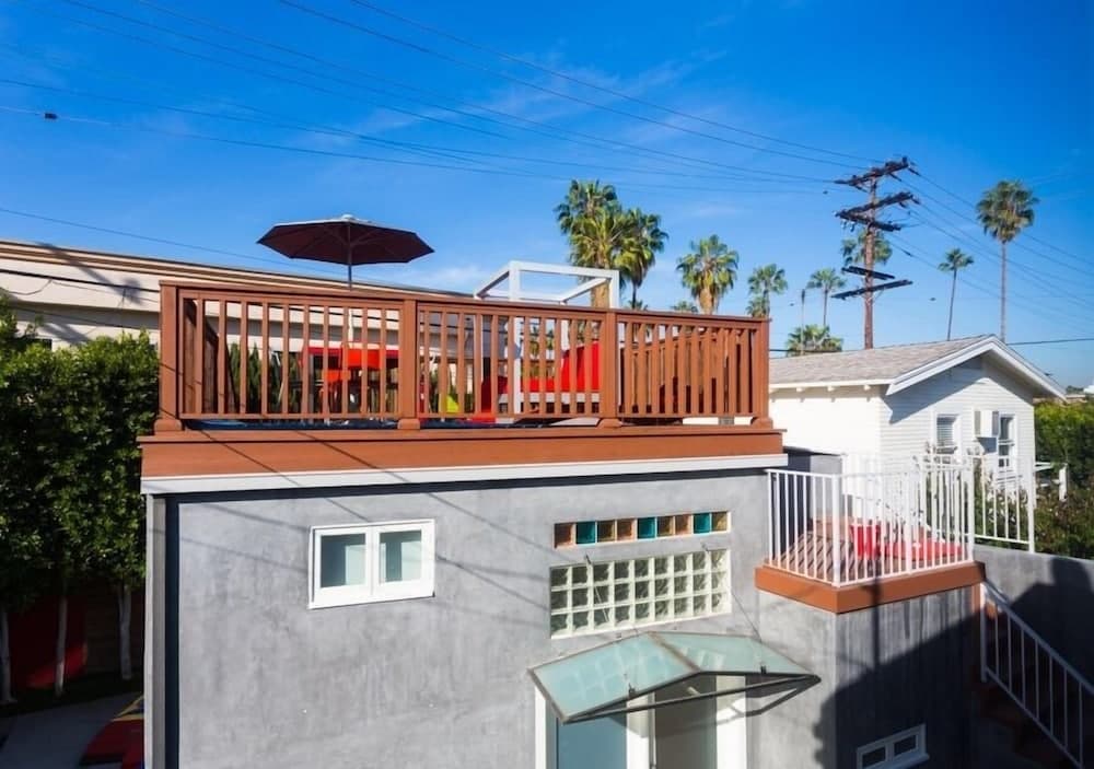 Photograph supplied for Beverly Hills Modern Guesthouse