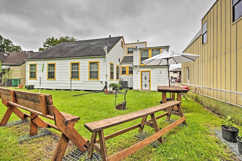 Photograph supplied for Modern Home w/ Yard < 3 Miles to Houston Zoo!