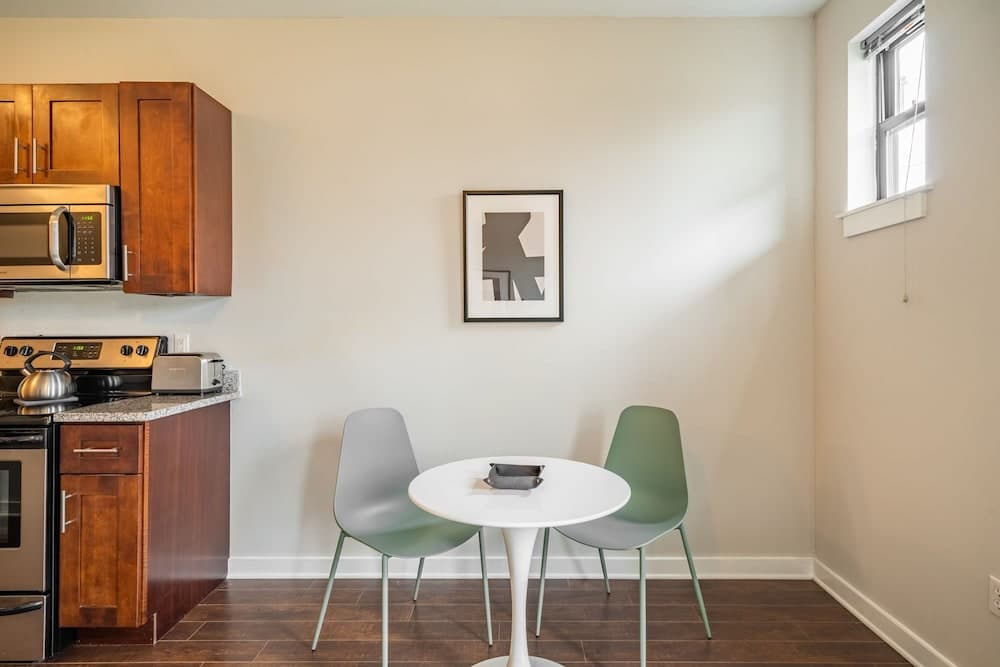 Photograph supplied for Cozysuites Musicrow Astonishing SDO Free Parking22
