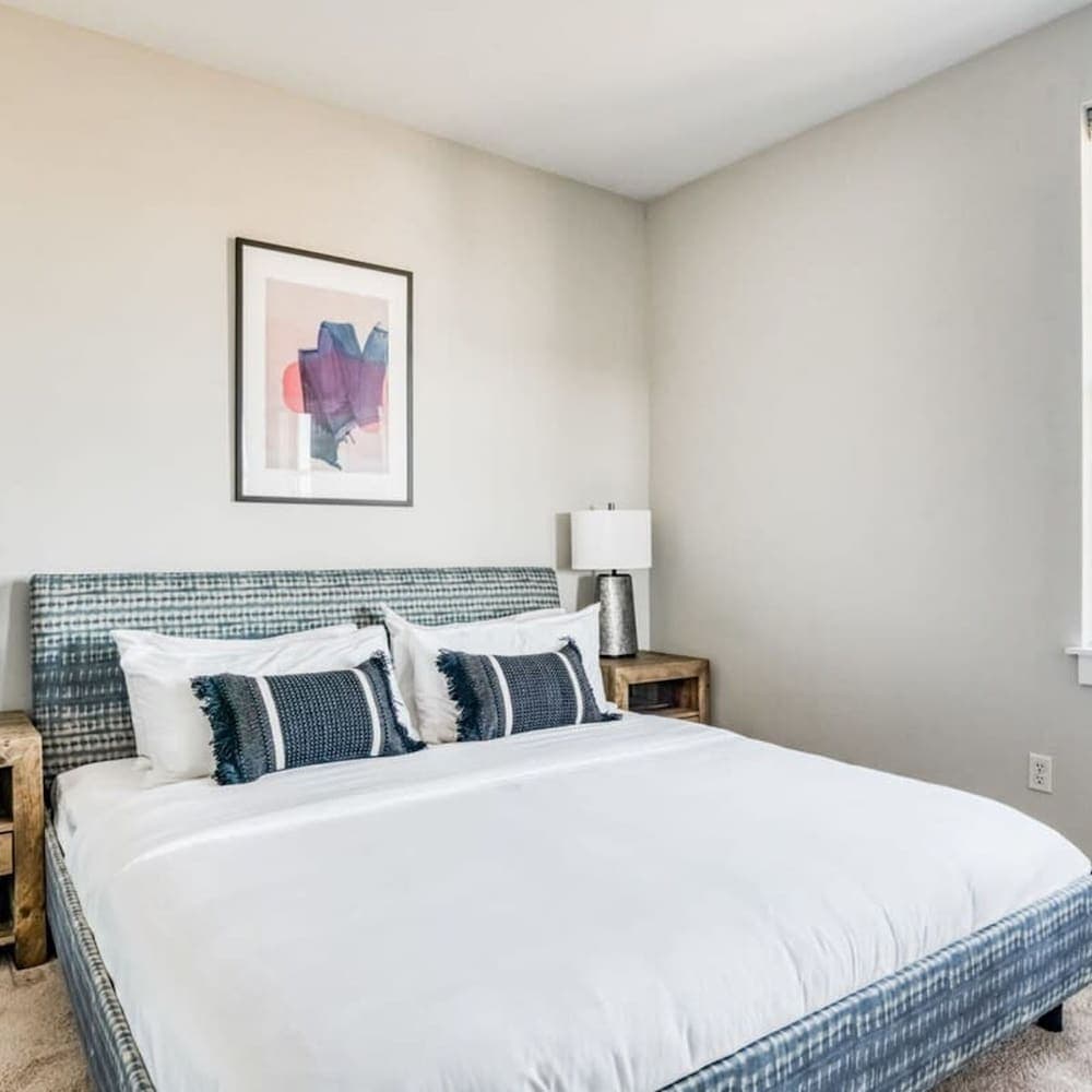 Photograph supplied for Cozysuites Music Row Spacious 2BR w Free Parking46
