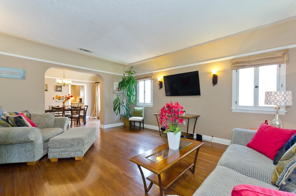 Photograph supplied for LA157 2 Bedroom Apartment By Senstay