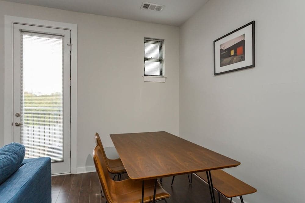 Photograph supplied for Cozysuites Musicrow Astonishing Studio Free Parking 53