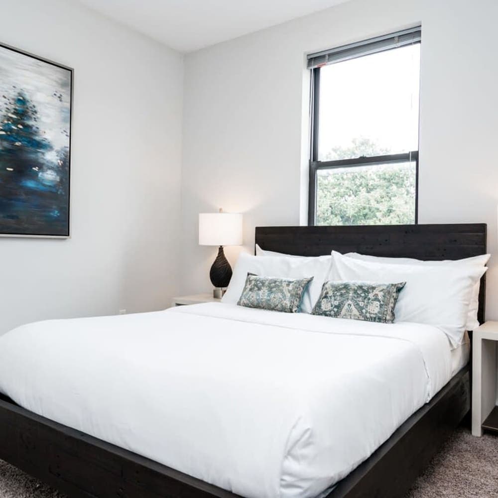 Photograph supplied for Cozysuites Musicrow Classy 1BR w Free Parking 39