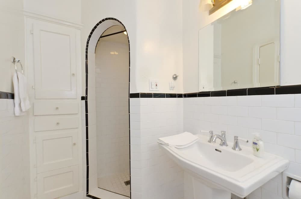 Photograph supplied for LA155 2 Bedroom Apartment By Senstay