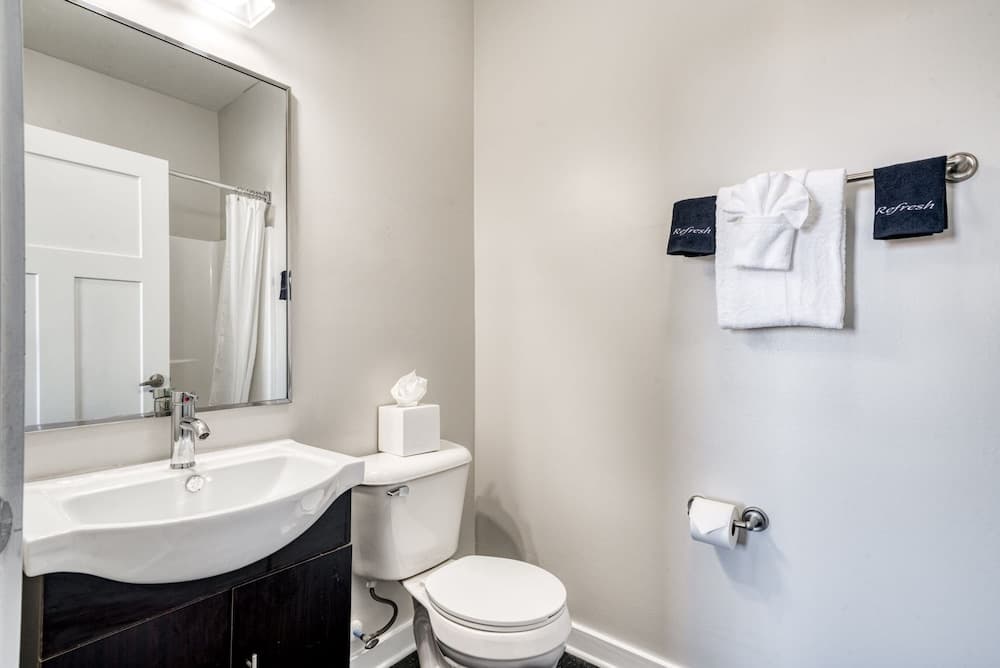 Photograph supplied for Cozysuites Music Row Spacious 2BR w Free Parking01