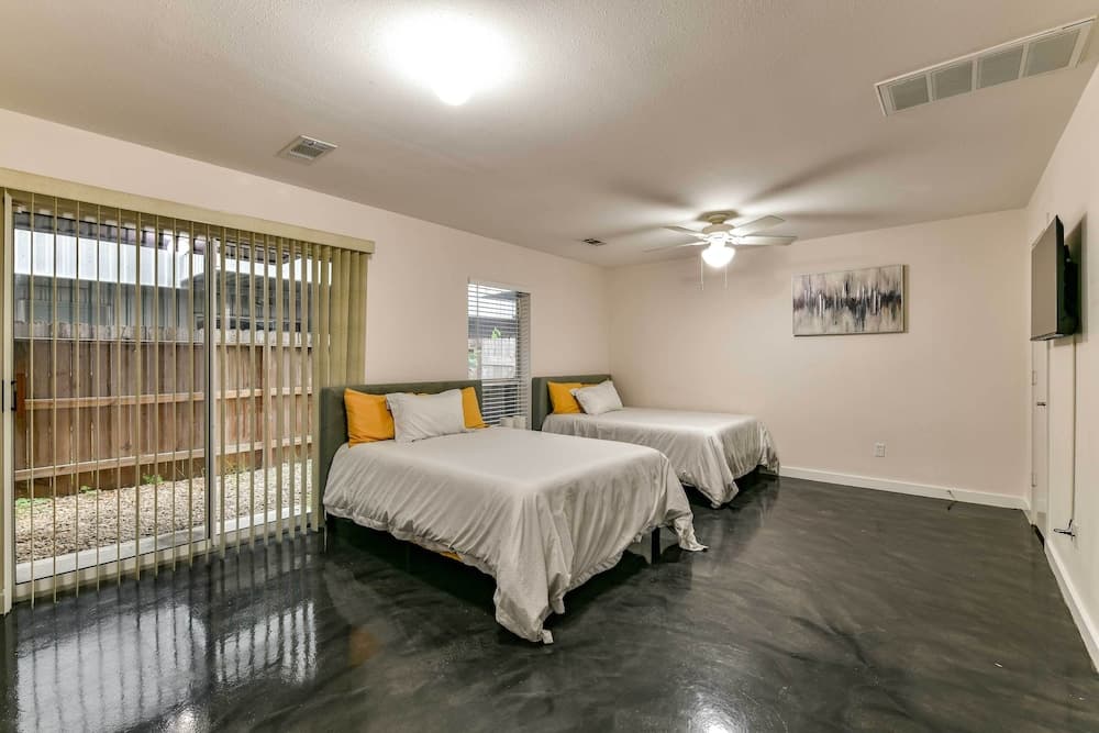 Photograph supplied for Modern Houston Townhome: 5 Miles to Downtown!