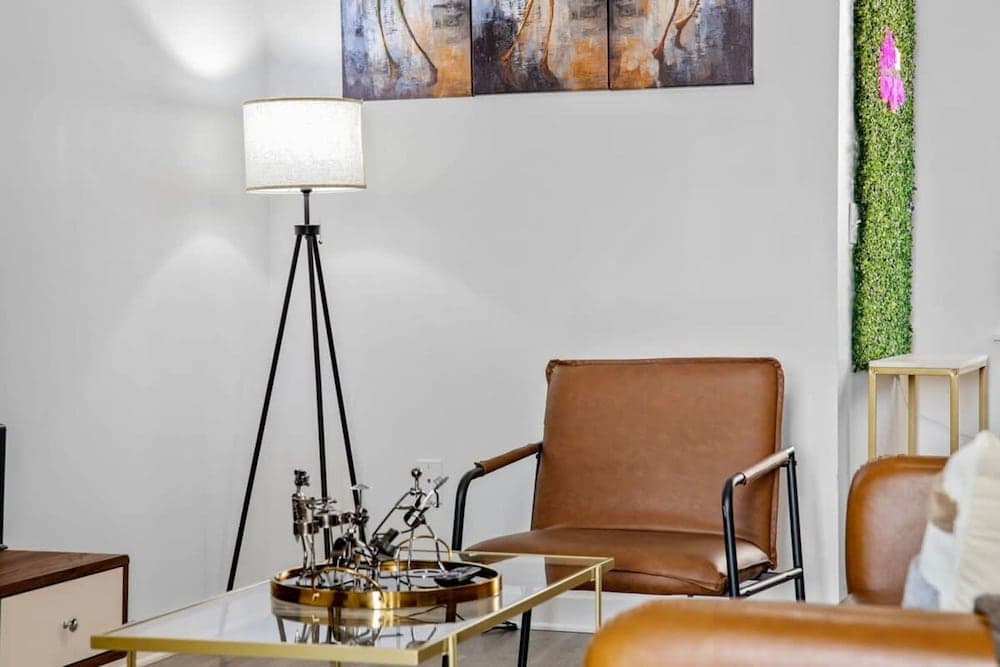 Photograph supplied for Cozysuites Music Row Spacious 1BR Free Parking 56
