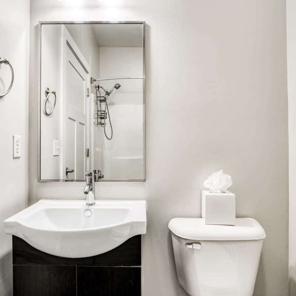 Photograph supplied for Cozysuites Music Row Spacious 2BR w Free Parking31