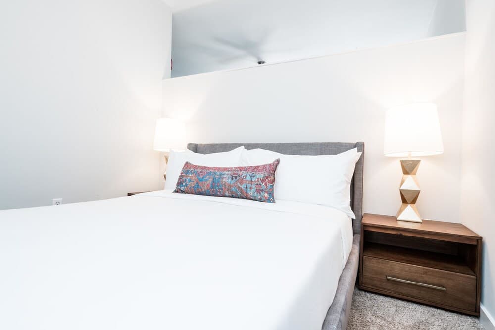 Photograph supplied for Cozysuites Musicrow Astonishing SDO w Parking 07
