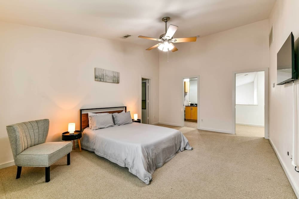Photograph supplied for Modern Houston Townhome: 5 Miles to Downtown!