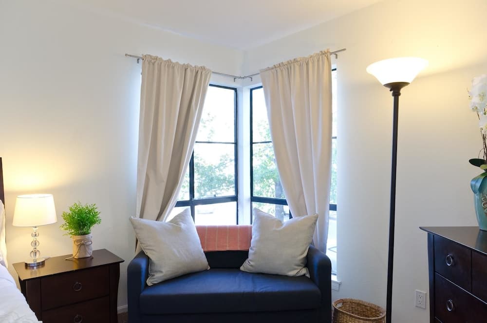 Photograph supplied for LA037 2 Bedroom Apartment By Senstay
