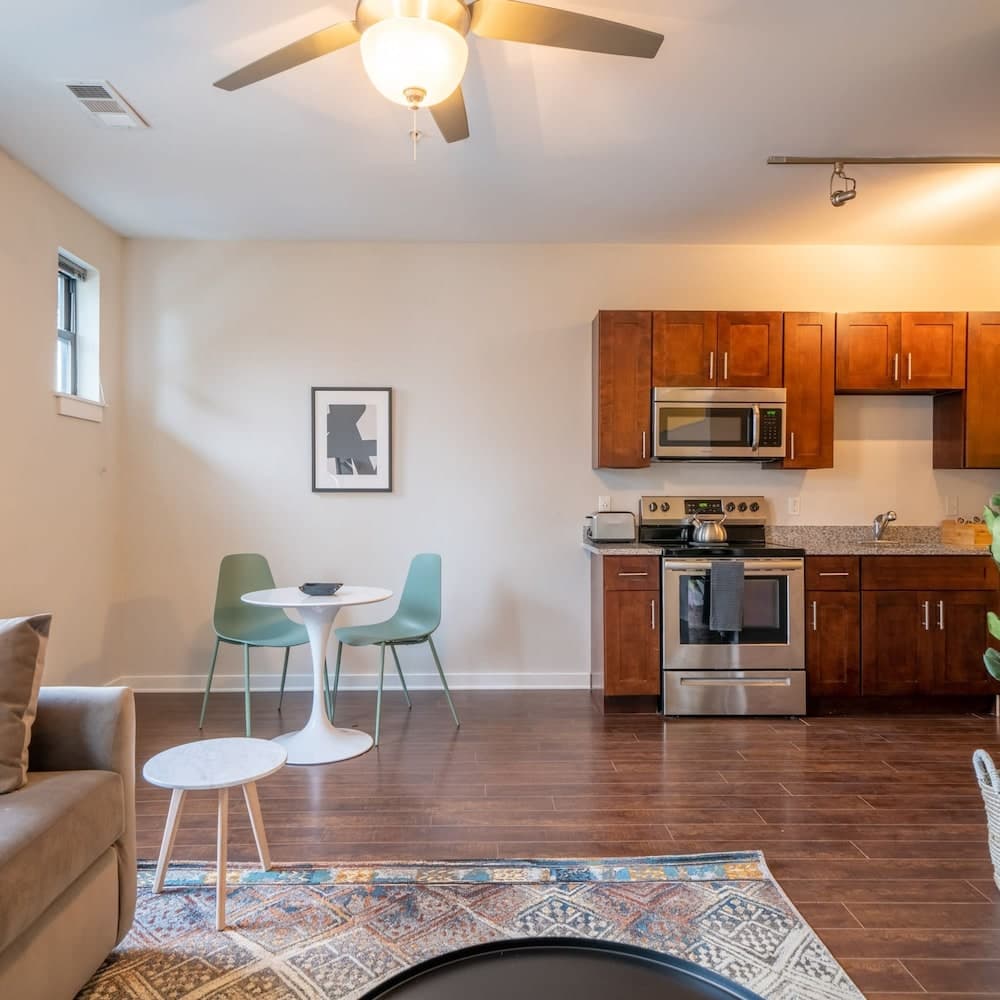 Photograph supplied for Cozysuites Musicrow Astonishing SDO Free Parking23